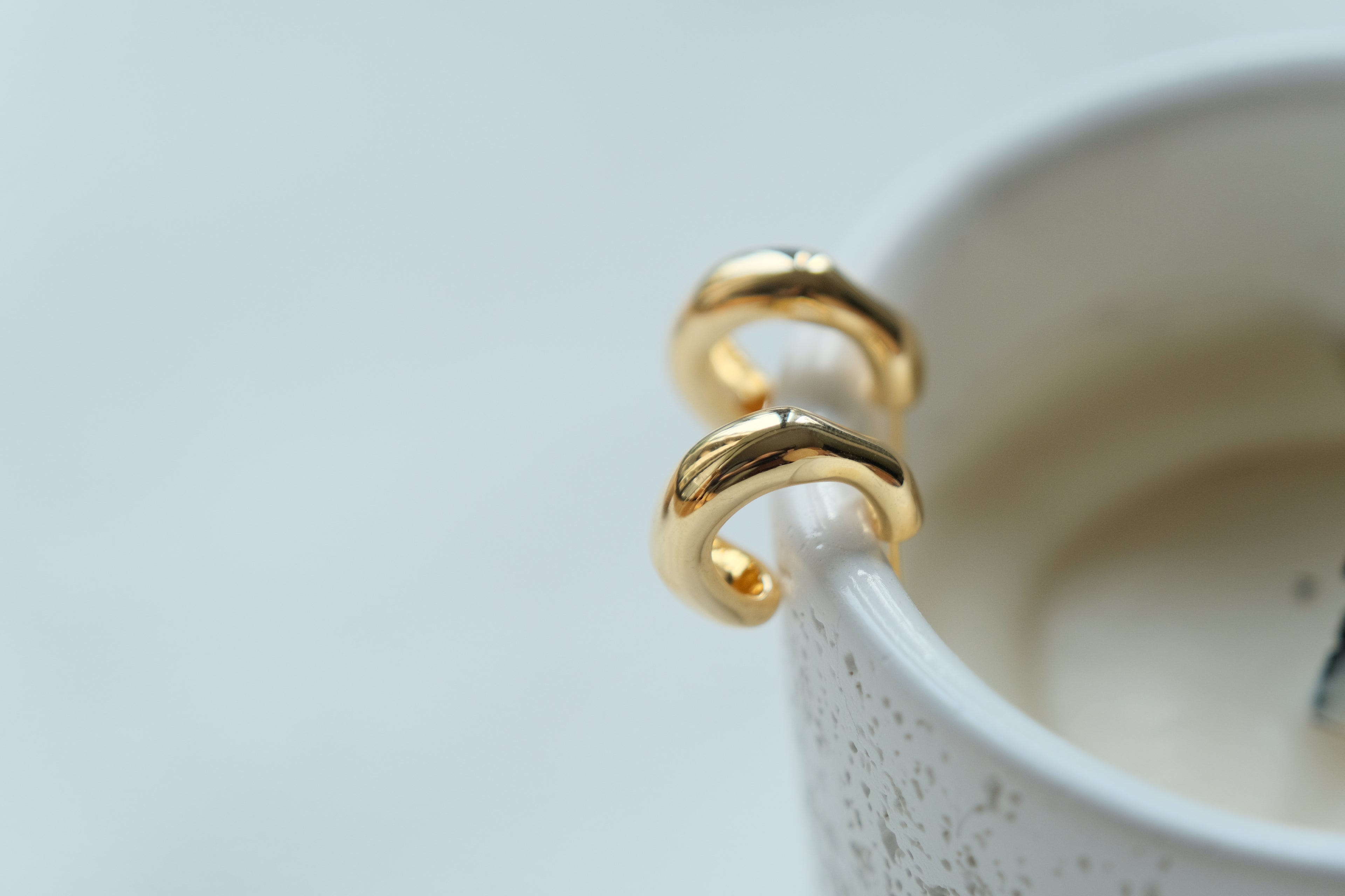 Dôme Polished Huggies