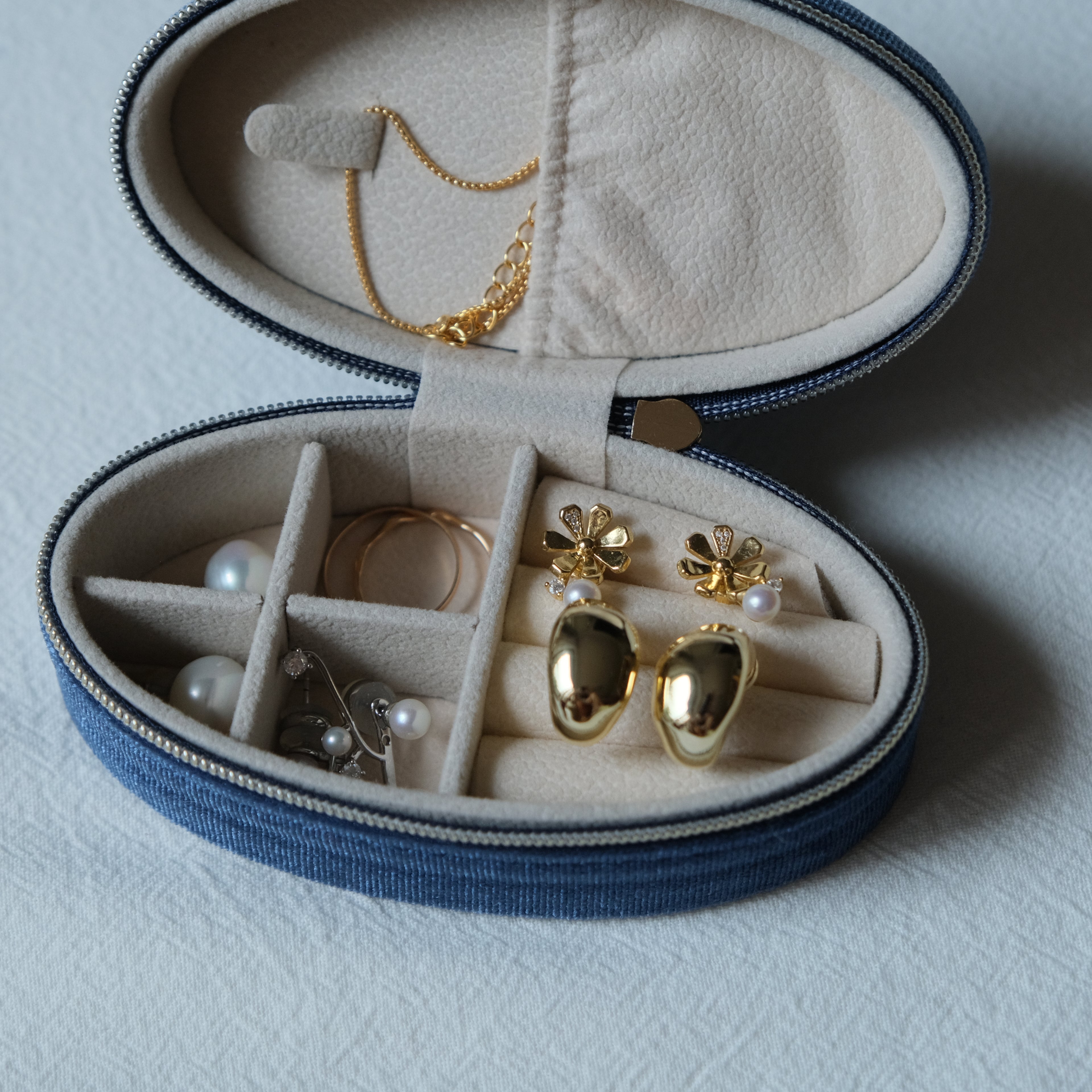 Velvet Oval Jewelry Case