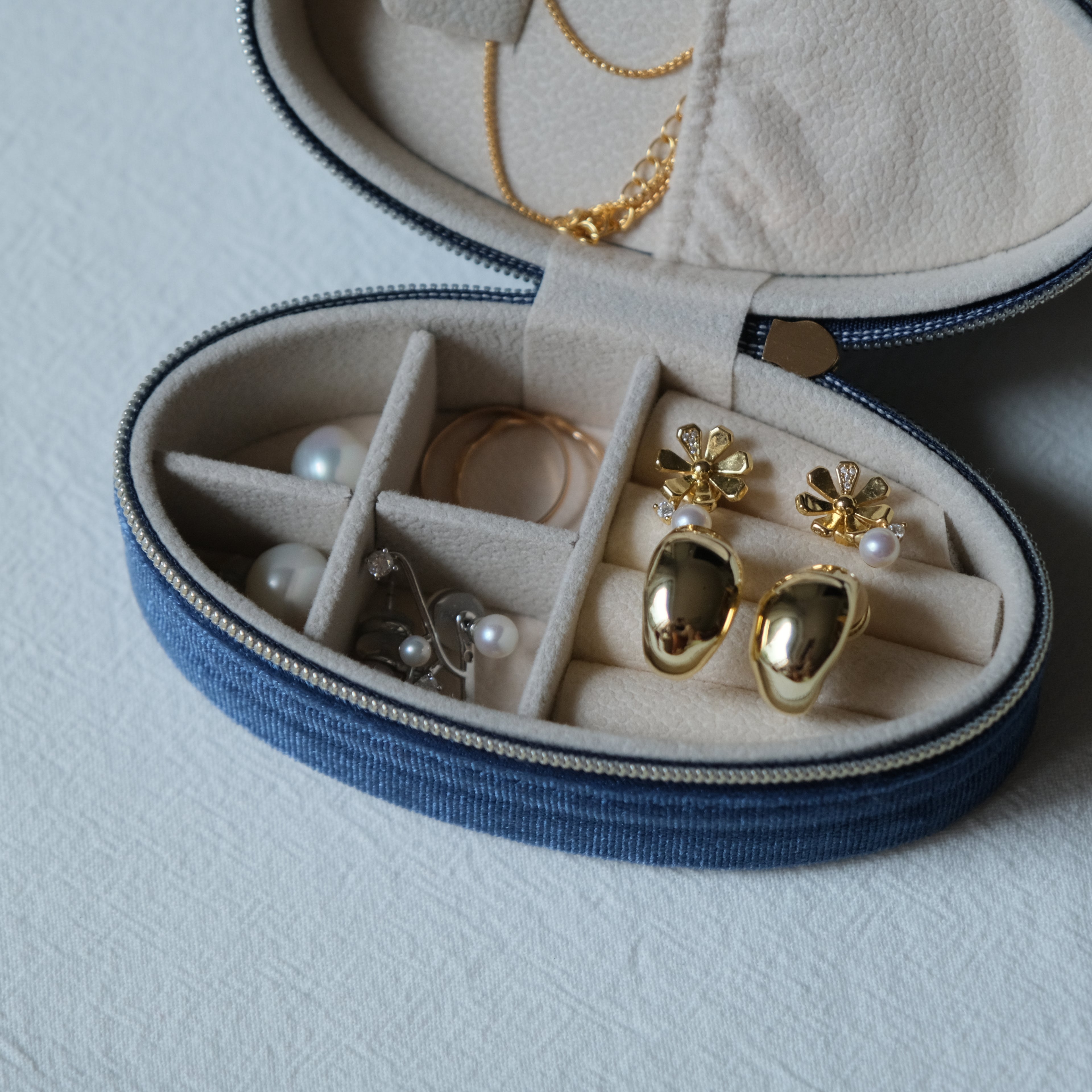 Velvet Oval Jewelry Case