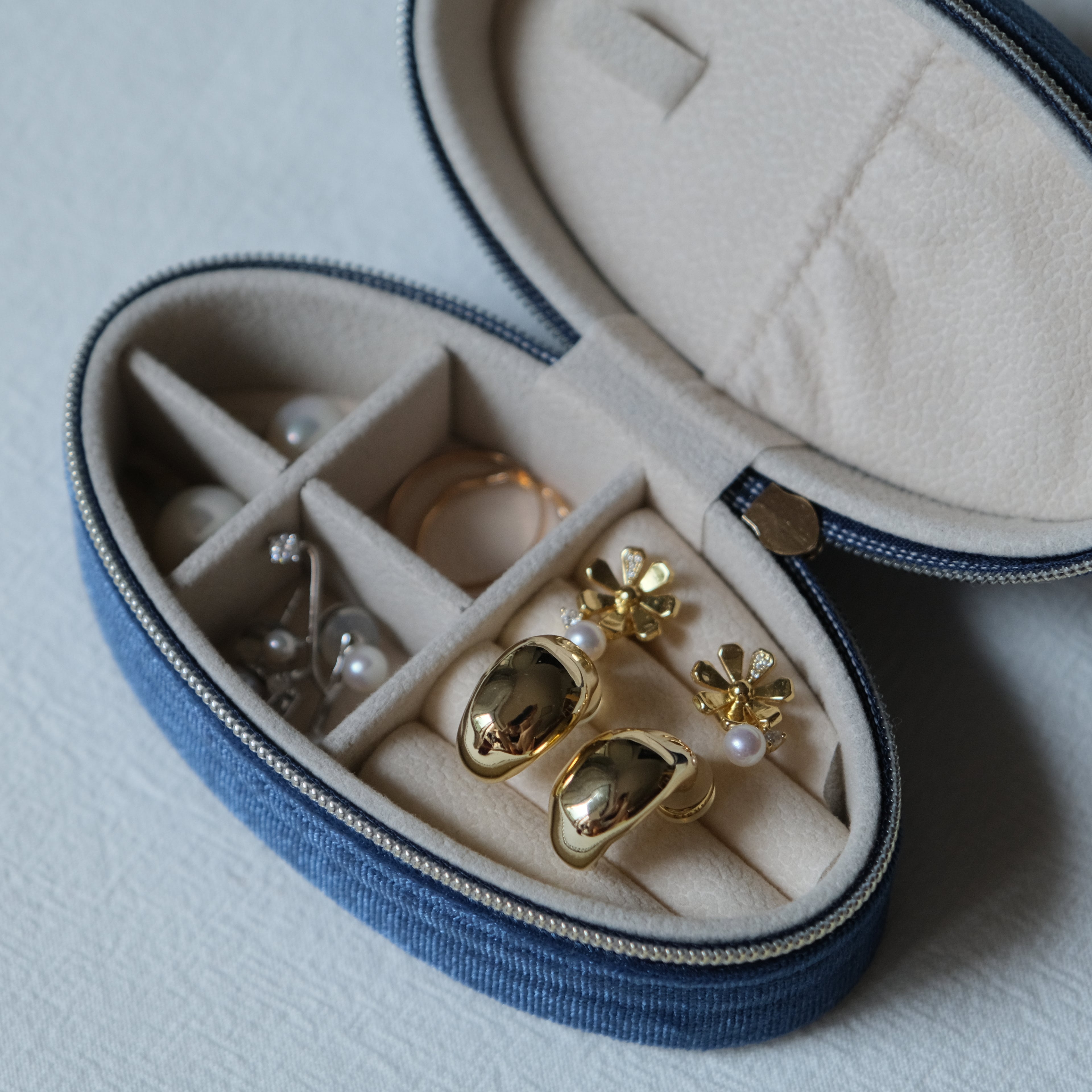 Velvet Oval Jewelry Case