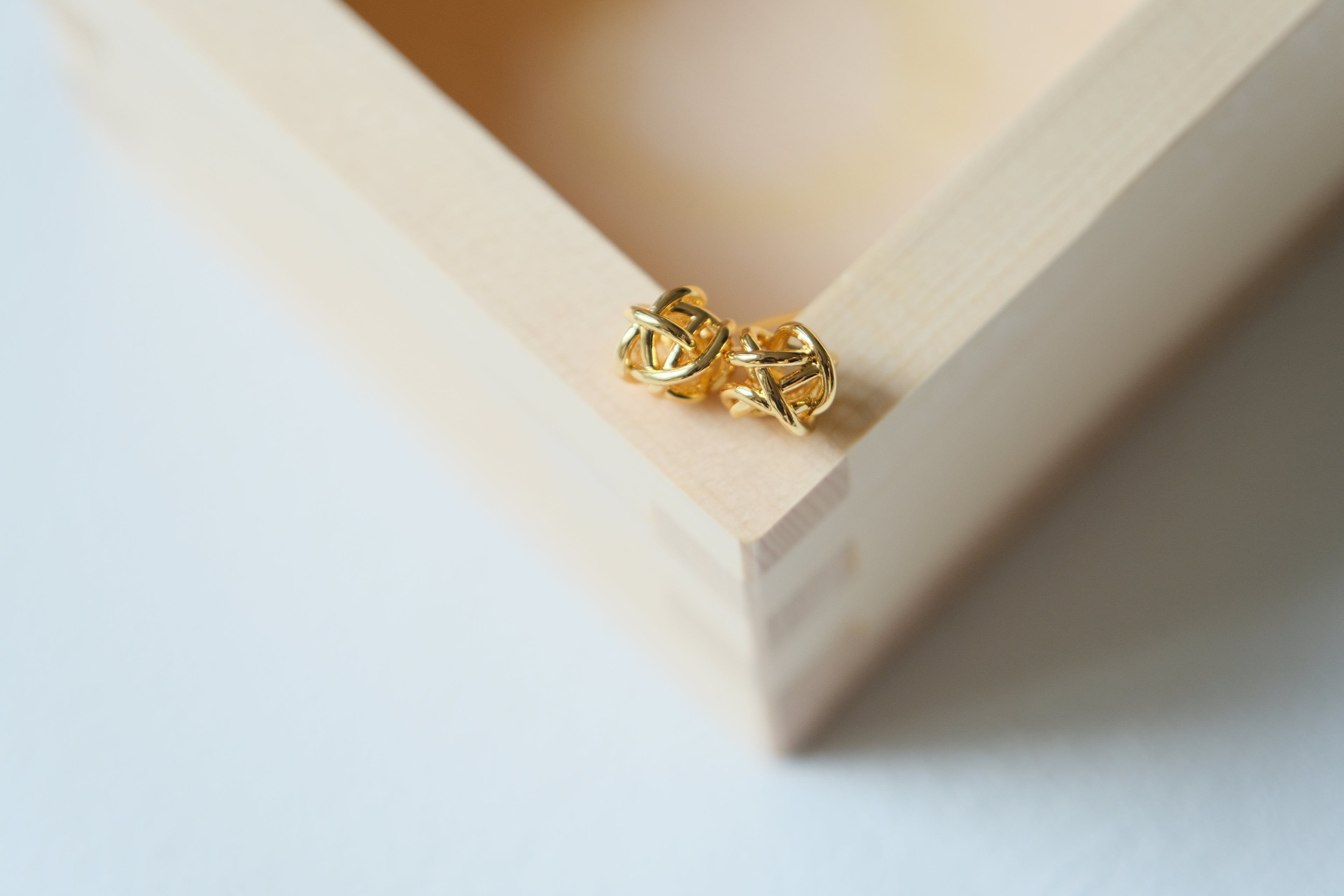 Tressé Woven Studs