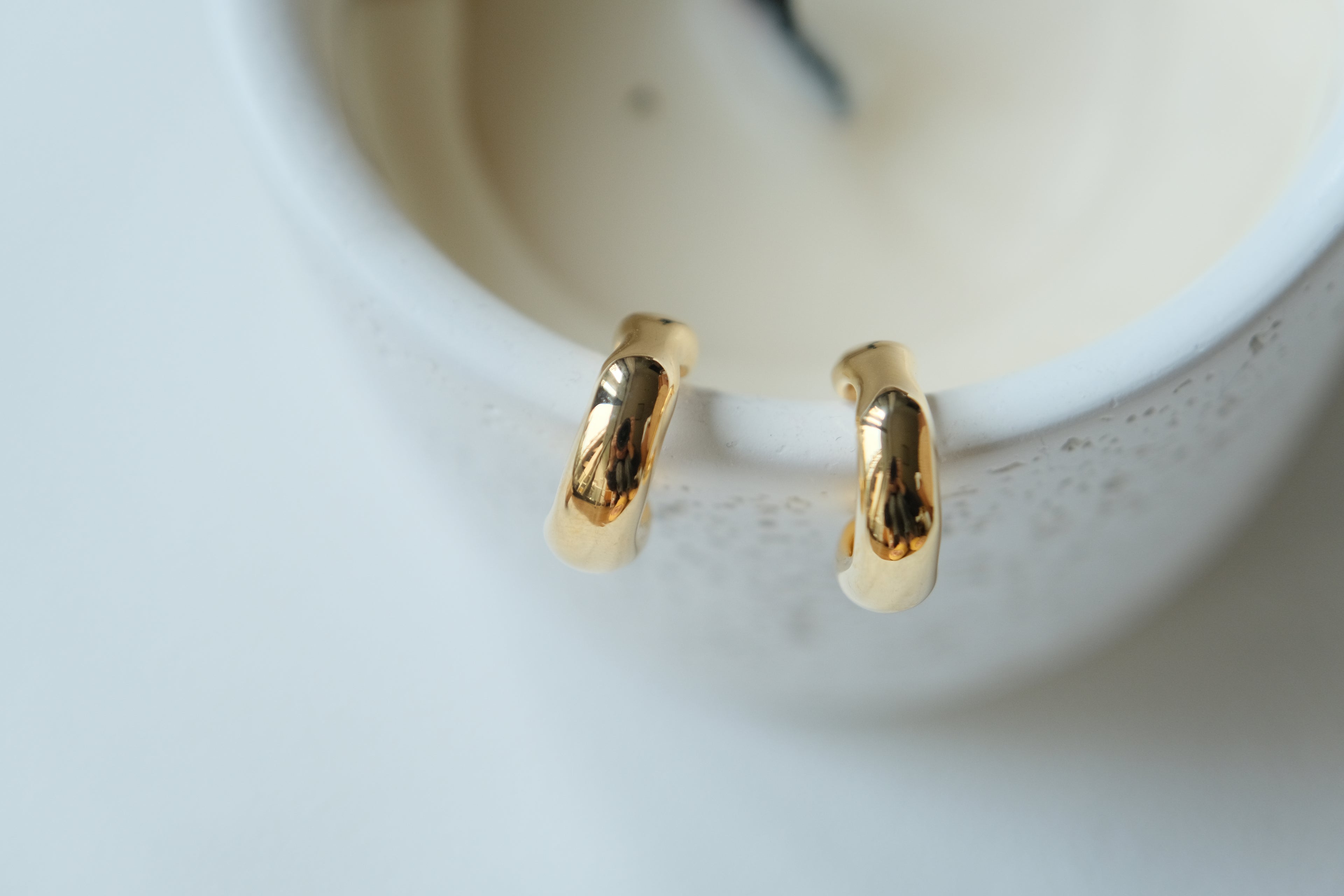 Dôme Polished Huggies