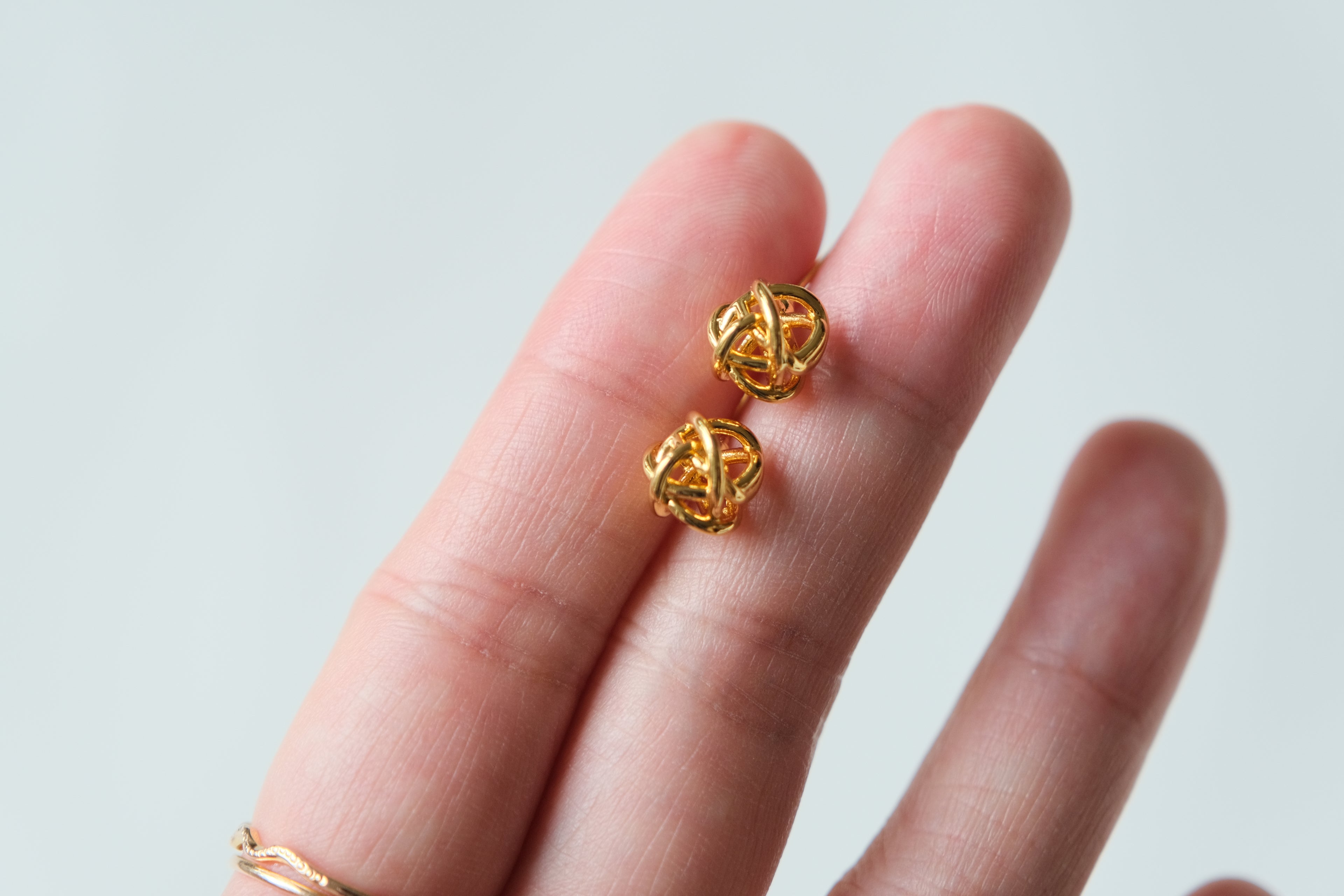 Tressé Woven Studs