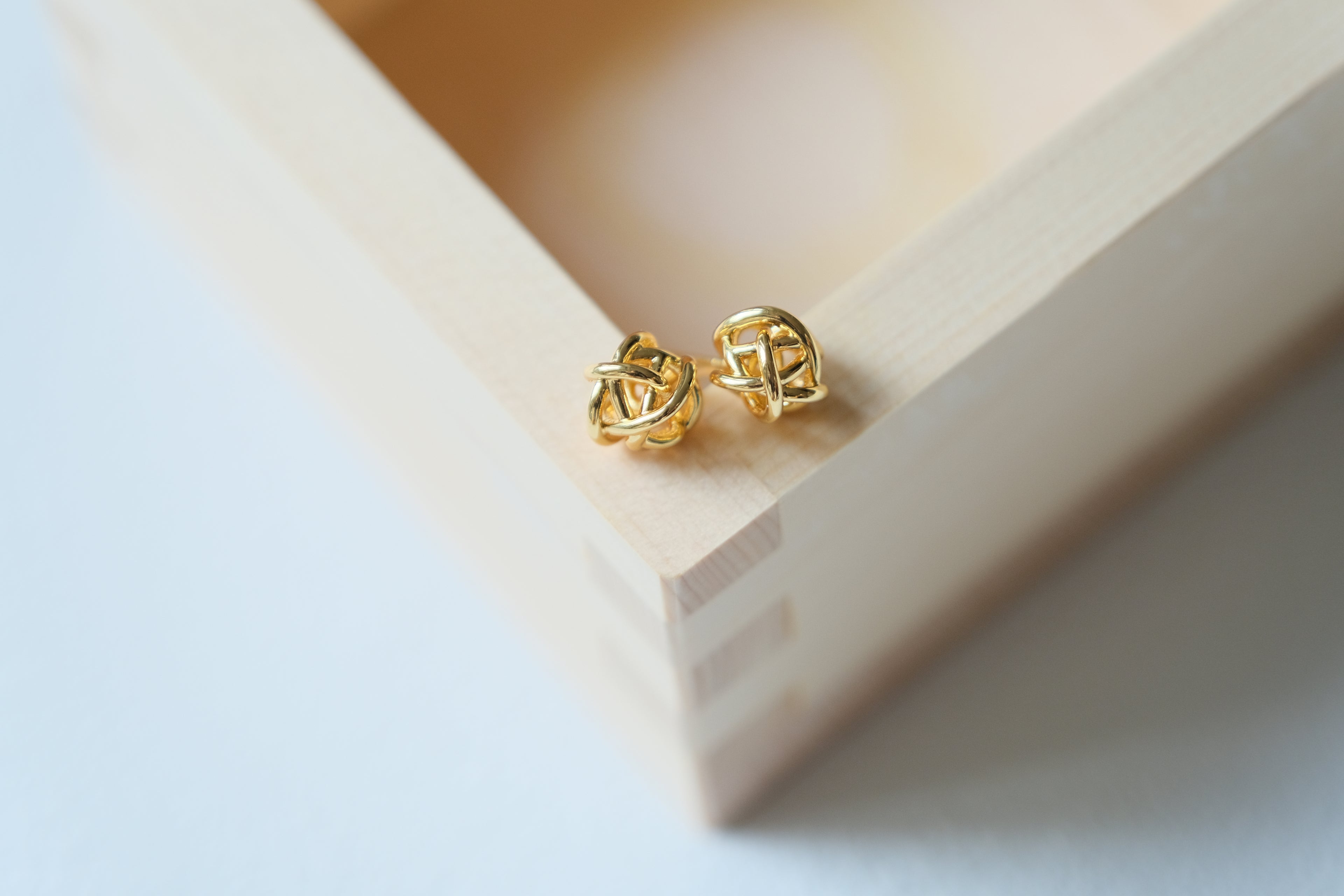 Tressé Woven Studs