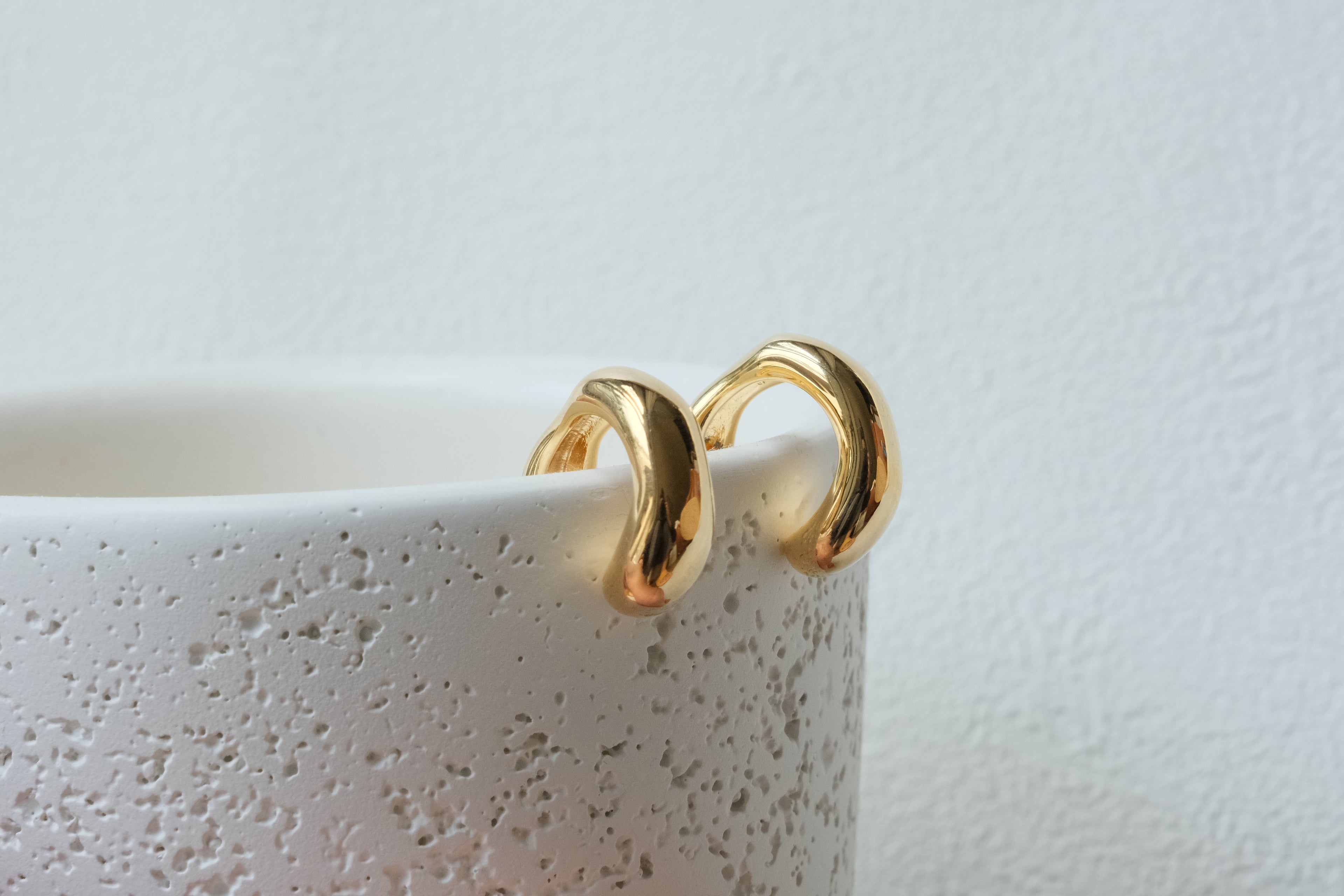 Dôme Polished Huggies