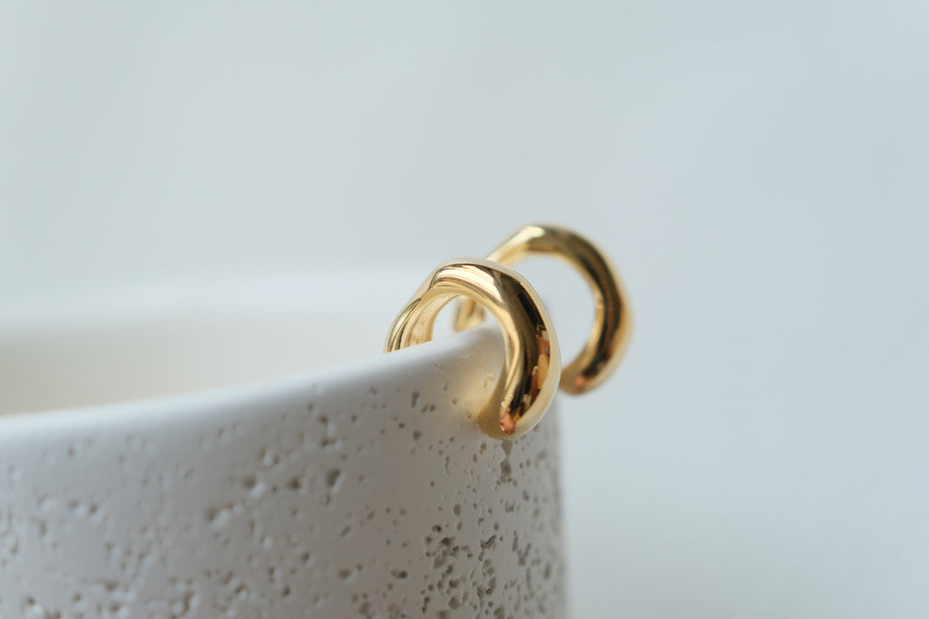 Dôme Polished Huggies